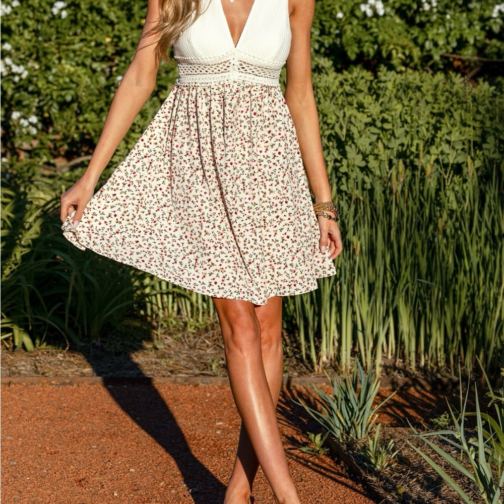 Cupshe White and Red Floral Mini Dress.  New - Picture 2 of 3